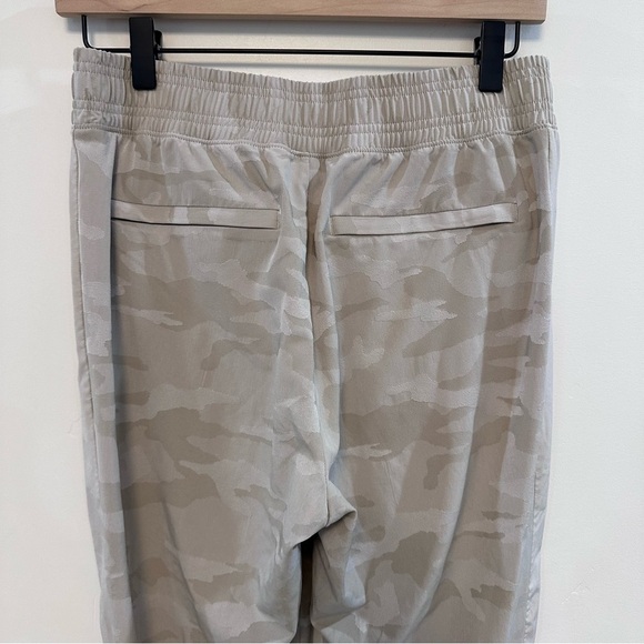 ATHLETA Brooklyn Camo Jogger Pants Elastic Waistband Abalone Beige Womens 4 - Picture 7 of 10